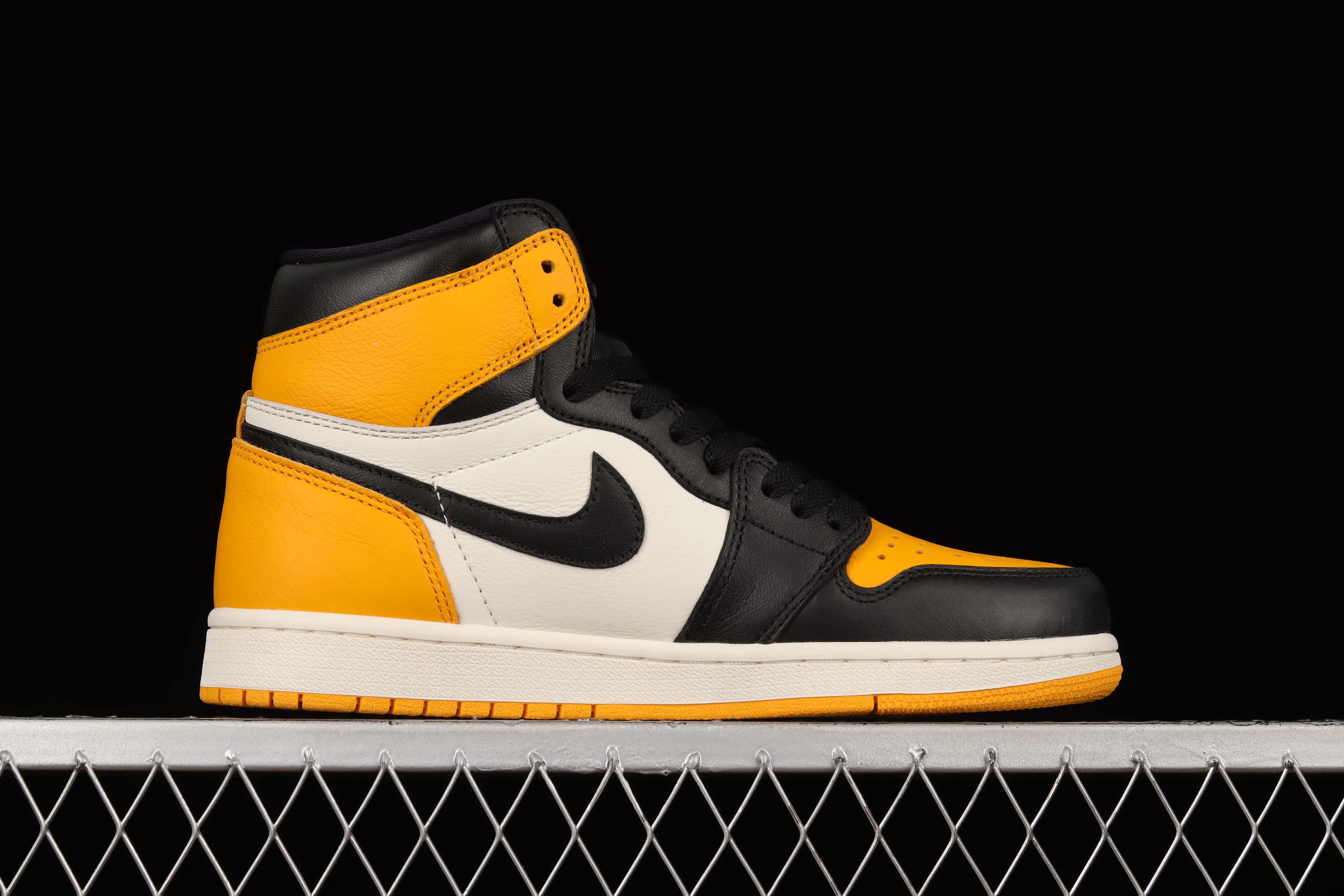 All categories Air Jordan Jordan series basketball shoes Air Jordan 1 High pure original version Air Jordan 1 Retro High OG AJ1 Joe 1 black and yellow toe 555088-711